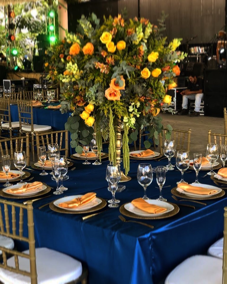 Centro de mesa floral en evento